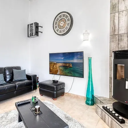 91 Adm Fabulous Townhouse With Communal Pool