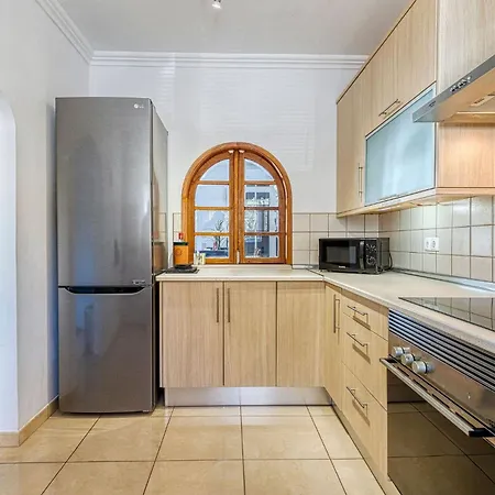 91 Adm Fabulous Townhouse With Communal Pool *