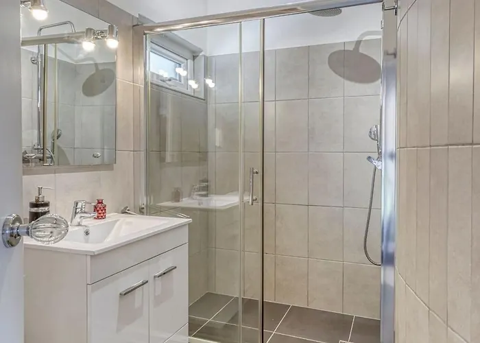 Casa vacanze 91 Adm Fabulous Townhouse With Communal Pool *