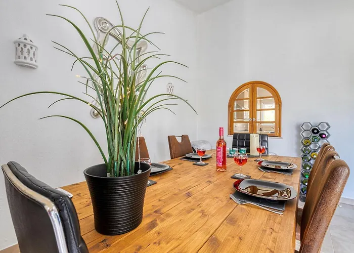 91 Adm Fabulous Townhouse With Communal Pool *