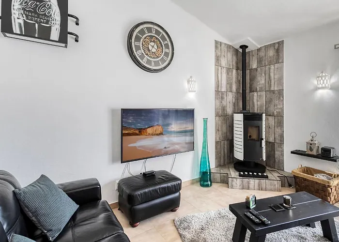Casa vacanze 91 Adm Fabulous Townhouse With Communal Pool
